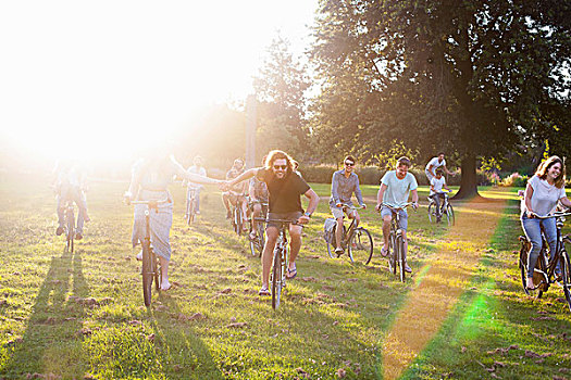 人群,成年,朋友,到达,自行车,日落,公园,聚会