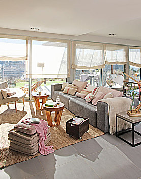 晴朗,室内,透明,帘,窗户,一堆,垫子,地板,扶手椅,苍白,灰色,沙发,圆,木质,边桌