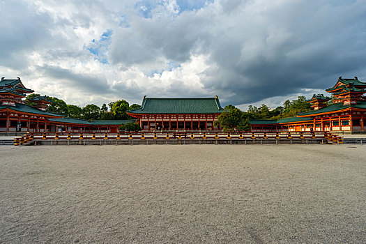 日本京都平安神宫外拜殿,白虎楼与苍龙楼建筑景观