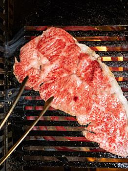 日式烤肉店烤盤(pán)上的烤肉