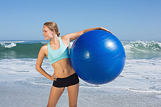 健身,女人,站立,海滩,拿着,健身球