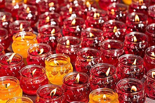 寺庙祈福仪式的蜡烛