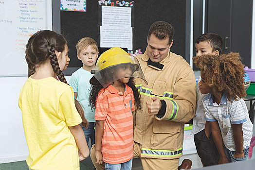 消防员,互动,学童,一个,拿着,火灾,头盔,头部