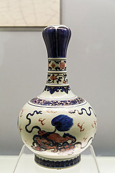 上海博物馆藏清乾隆景德镇窑青花釉里红狮球纹瓶