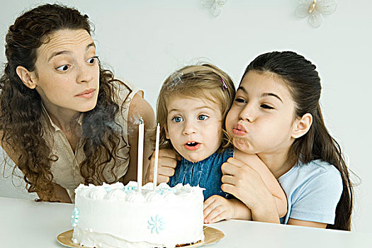 女孩,帮助,妹妹,吹灭,蜡烛,生日蛋糕,母亲,看
