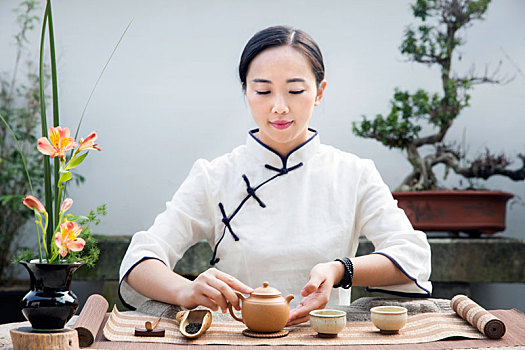 女茶艺师做茶道