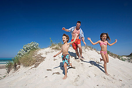 中年,男人,跑,沙滩,沙丘,儿子,女儿,海滩,马略卡岛,西班牙