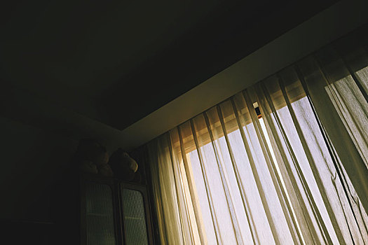拉着窗帘的房间,窗外阳光,屋内阴暗