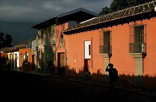 一个,男人,走,街道,市区,安提瓜岛,旁侧,明亮,涂绘,房子