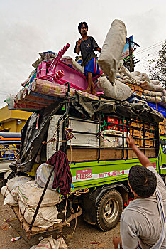 男人,装载,卡车,超负荷,孟邦,缅甸