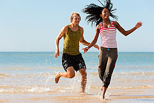 年轻,运动,情侣,白人,男人,美国黑人,女人,慢跑,海滩,玩耍