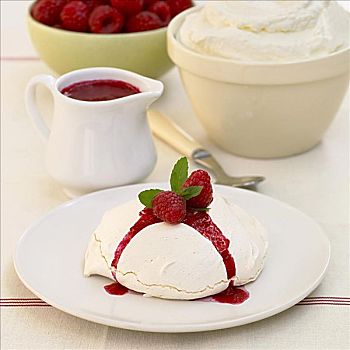 树莓,奶油水果蛋白饼