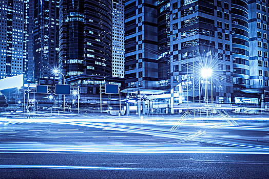 蓝色背景的上海陆家嘴夜景和车灯光影