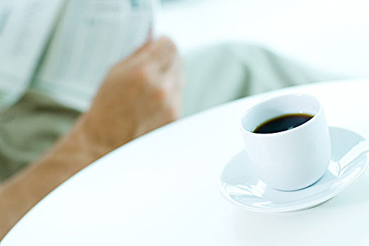 男人,读报纸,聚焦,咖啡杯,前景
