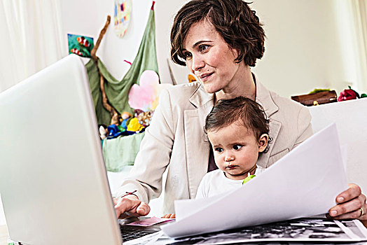 母亲,拿着,坐,婴儿,女儿,工作,笔记本电脑