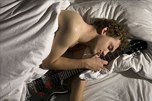 男青年,放入,床,电吉他