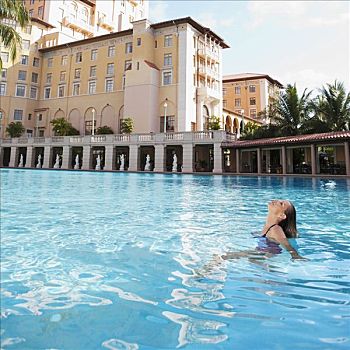 女人,游泳池,比尔提默酒店,珊瑚顶市,佛罗里达,美国