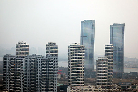 山东省日照市,大风吹散雾霾,新市区蓝天碧海映衬高楼大厦让人心情舒畅