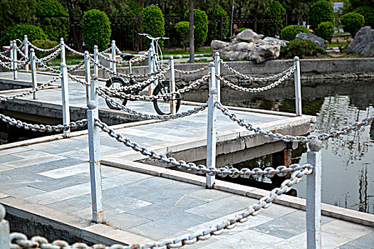 中國古典園林湖泊中的石板橋