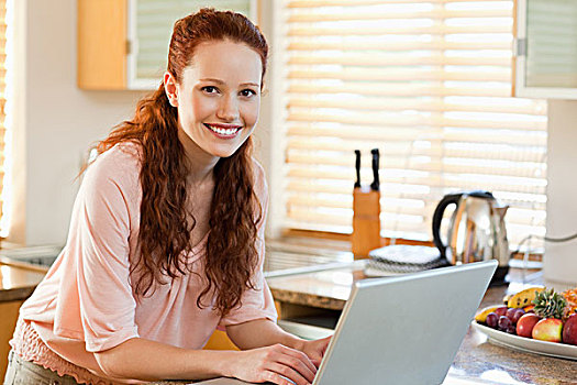 女人,笔记本电脑,厨房