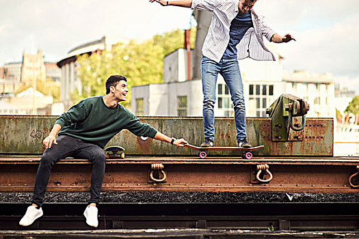 两个,年轻,男人,玩耍,轨道,平衡性,滑板,布里斯托尔,英国