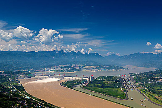 三峽大壩全景泄洪