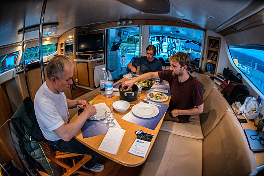 三个男人,吃饭,食物,板,双体船,码头,乡村,挪威北部,夏天