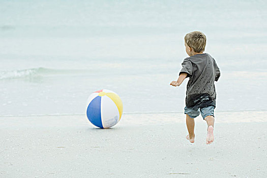 男孩,跑,水皮球,海滩,后视图