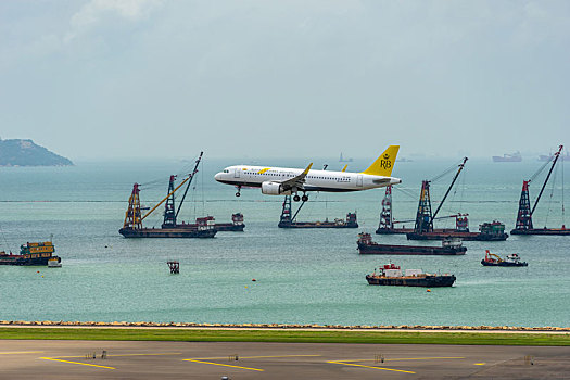 一架文莱皇家航空的客机正降落在香港国际机场