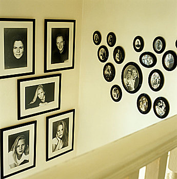 两个,收集,框架,黑白,家庭照,装饰,楼梯井
