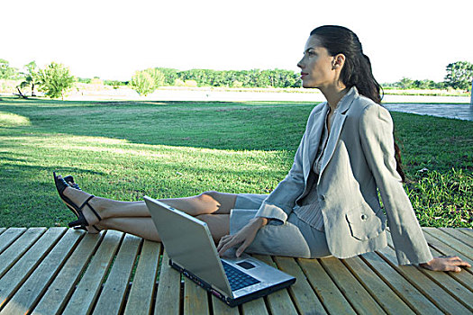 职业女性,坐,平台,笔记本电脑
