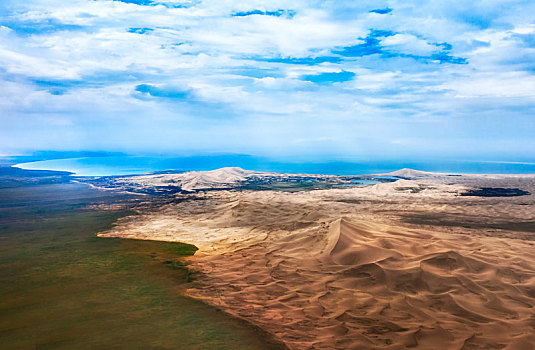 青海湖沙岛沙漠自然风光航拍图