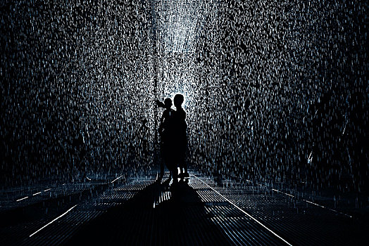 滂沱大雨中的行人剪影