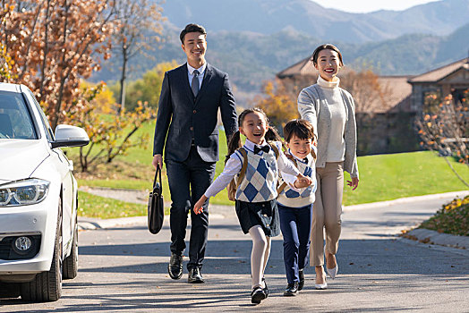 年轻夫妻送孩子去上学