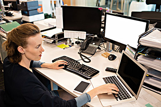 职业女性,打字,笔记本电脑,台式电脑,书桌,办公室