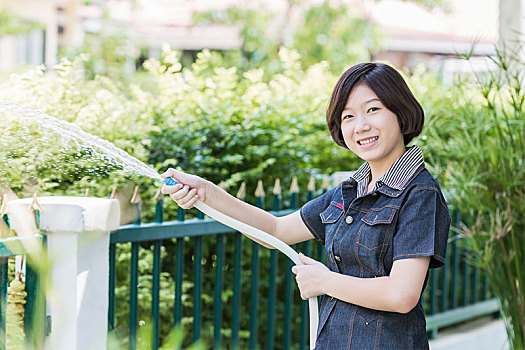 女人,站立,浇水,树