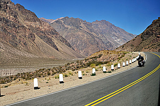 摩托车手,安第斯山脉,途中,门多萨,阿根廷,智利圣地牙哥,智利,南美