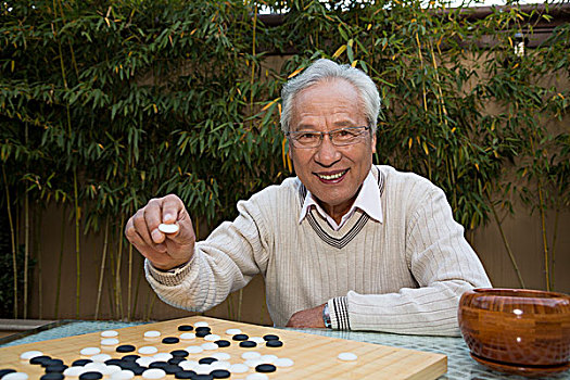 父子在庭院里下棋