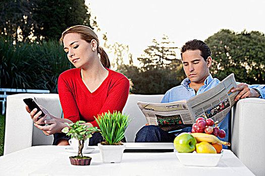 女人,手机,一个,男人,读,报纸