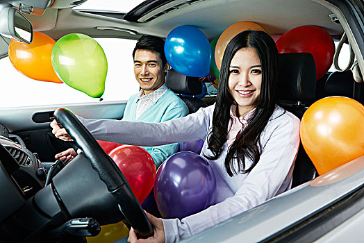 在汽车驾驶室中的亚洲青年情侣