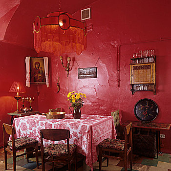 简单,餐厅,红色,桌布,桌上,仰视,吊灯,灯罩,墙壁
