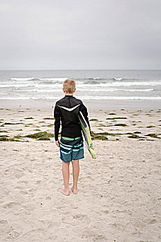 金发,男孩,站立,沙滩,拿着,浮板
