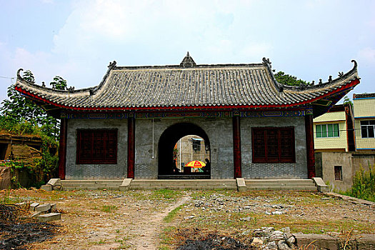 重庆市北培区,原江北县,柳荫乡塔坪寺位于正在修复中的寺院前殿