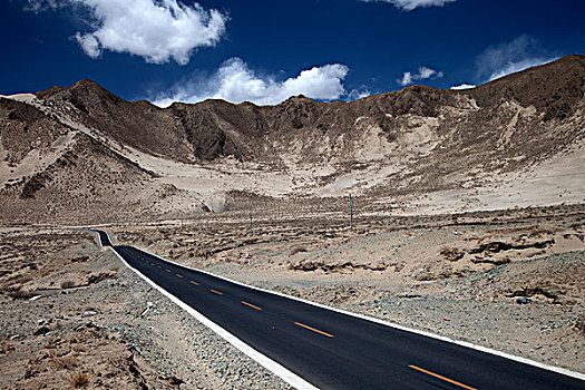 西藏山南雅鲁藏布江边公路