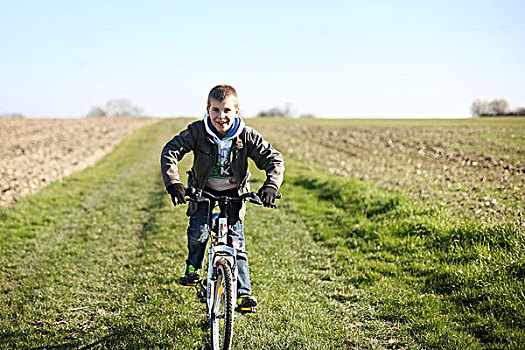 8岁,男孩,骑自行车,乡村