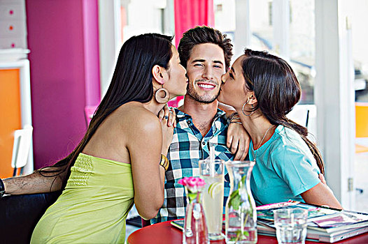 男人,吻,两个女人,餐馆
