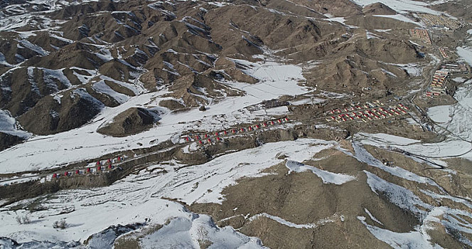 新疆哈密,塞外春雪,天山美景