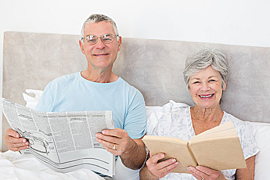 老年,夫妻,拿着,报纸,书本,床上