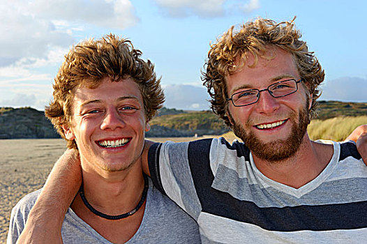 两个,年轻,男人,笑,搂抱,布列塔尼半岛,法国,欧洲