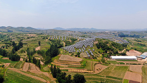 山东省日照市,数万个光伏太阳能漫山遍野,成为助农脱贫致富利器